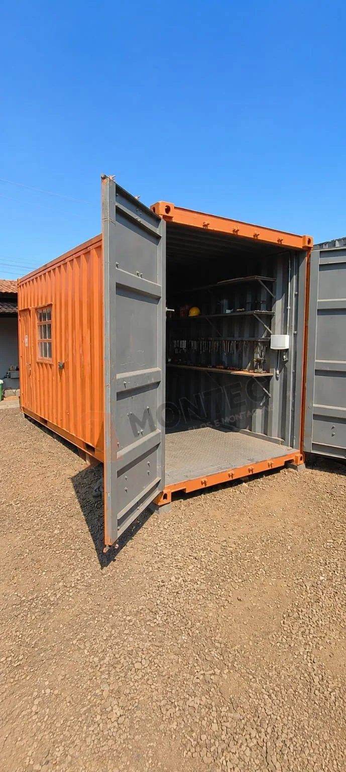 Interior do almoxarifado container com prateleiras