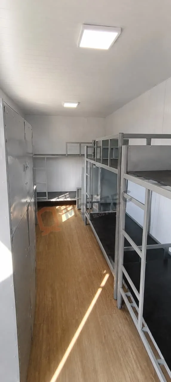 Interior de container alojamento com beliches e armários