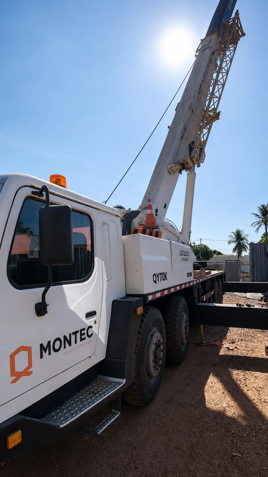 Guindaste Montec preparado para operação de içamento