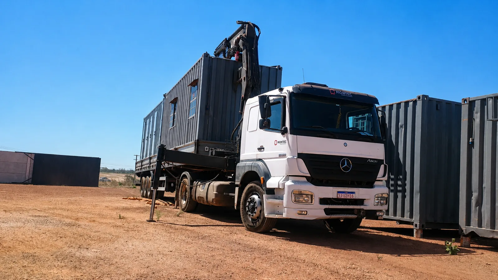 Munck Montec transportando container em Balsas
