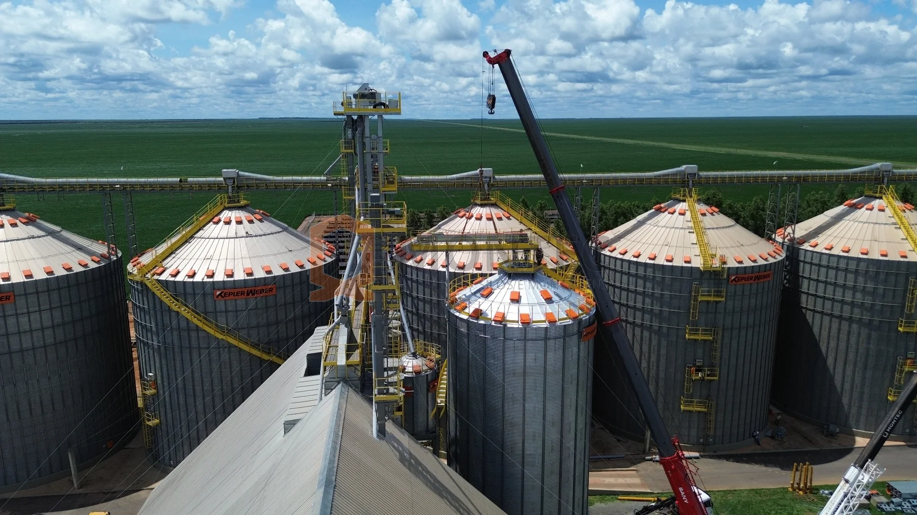 Montagem de silos e elevadores em obra agroindustrial