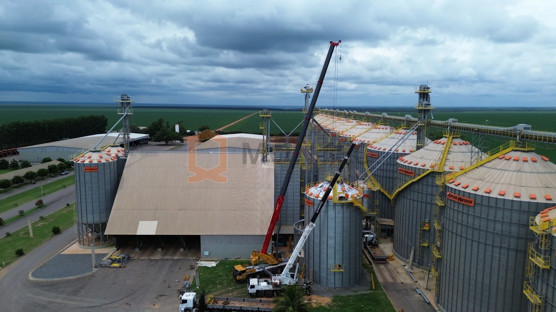 Silos e elevadores durante ampliação em Brejo Seco