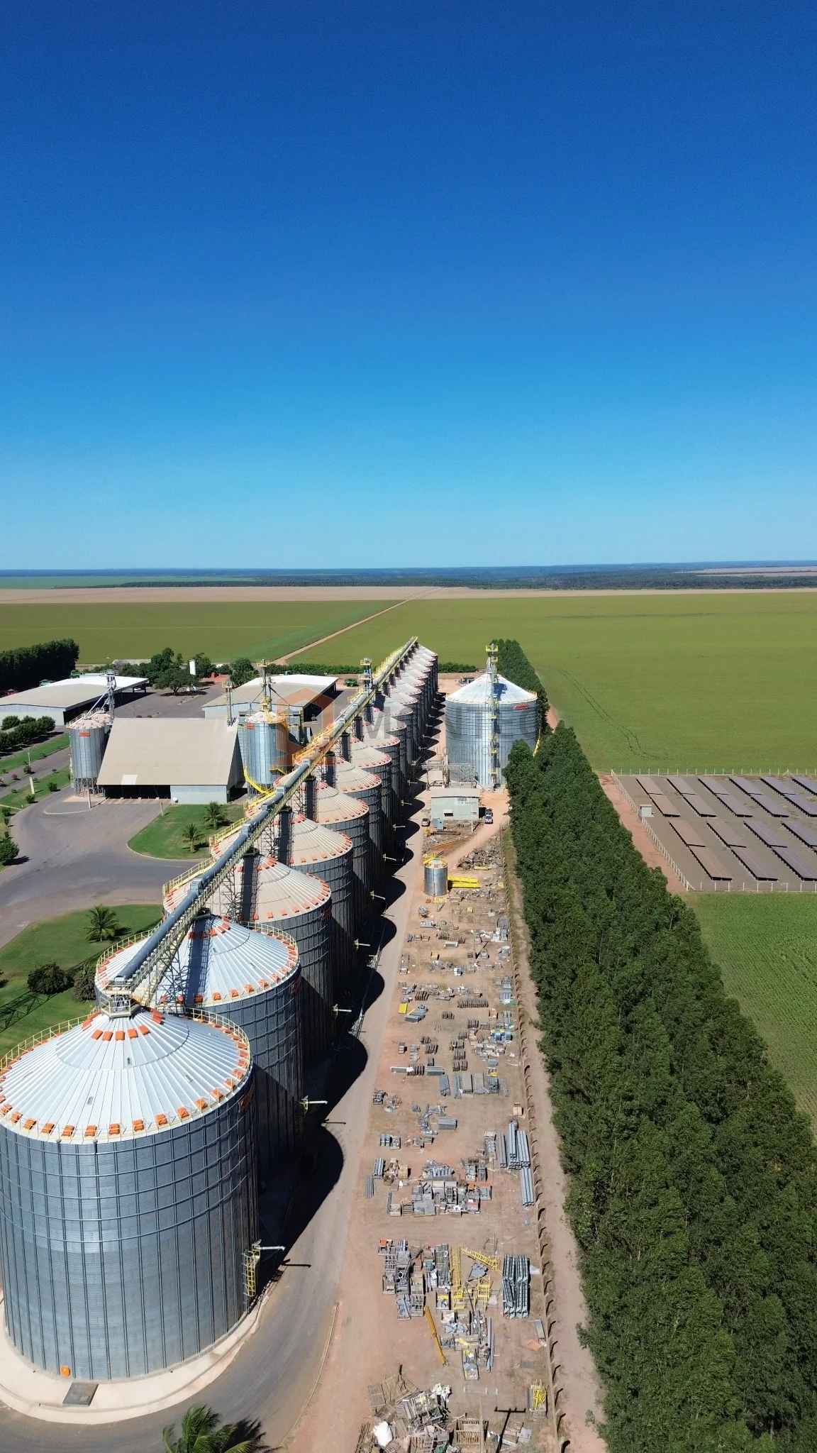 Linha de silos vista por drone em Brejo Seco
