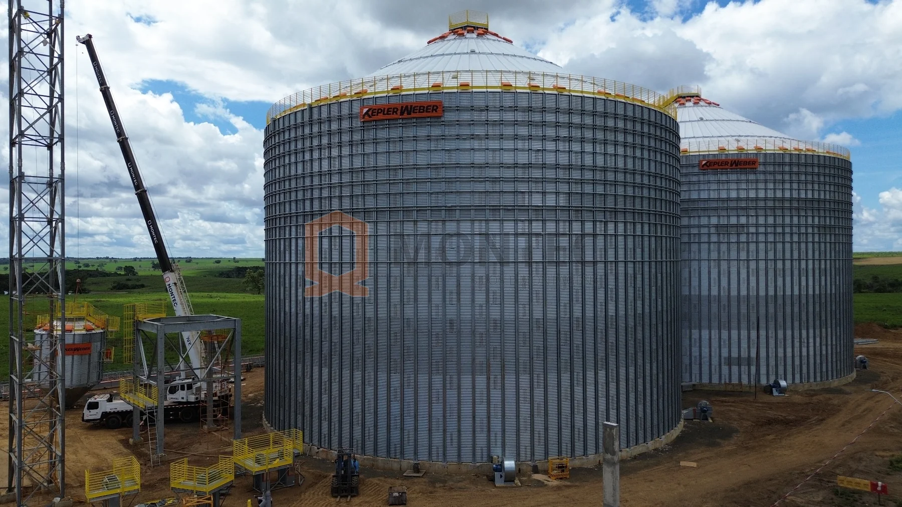 Dois silos metálicos do projeto de Parnarama